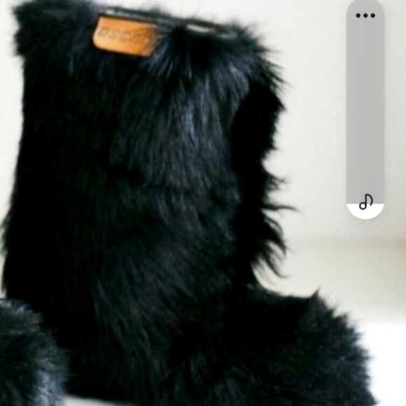 NWT Oscar  Sport Real Goat Fur Huge Fluffy Moon Winter Boots SZ 7 - Picture 1 of 5